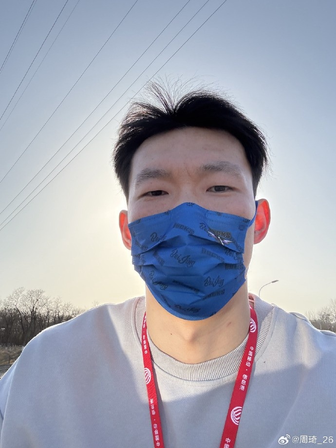 悠闲！周琦骑京牌电动车出行：太阳出来了 开京牌兜兜风！