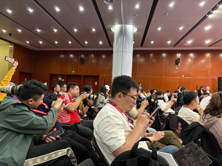 万众瞩目！记者挤满国足赛前新闻发布厅，赛场记者预计超300人