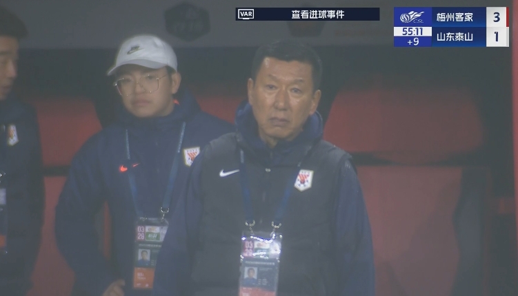 半场1-3落后递补队！场边的崔康熙表情焦急