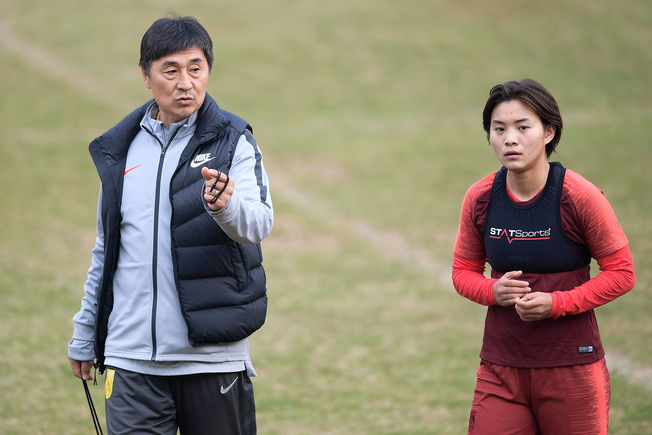 王霜与网友互动时谈贾秀全“茶叶?！保翰恍枰?，是他送我们喝