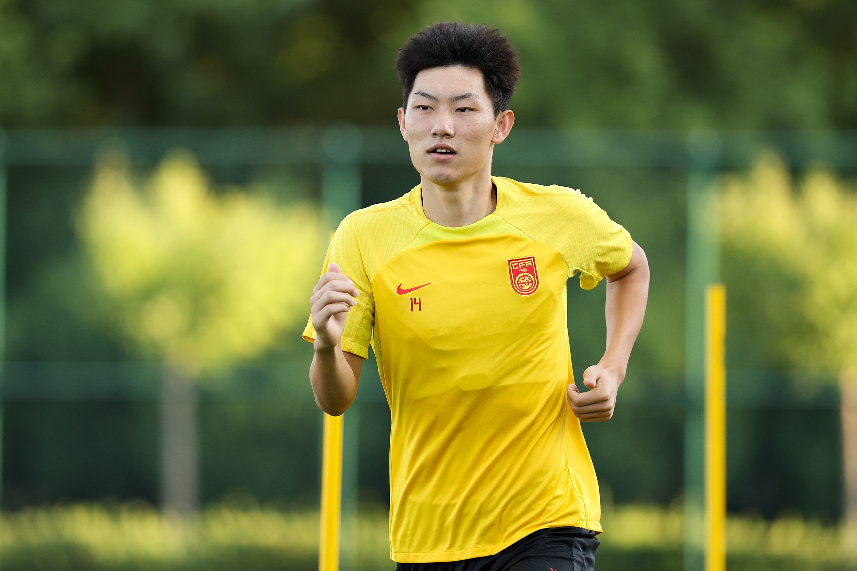 鲁媒：泰山队抵达梅州五外援齐整，四名国脚可出战史松宸随队