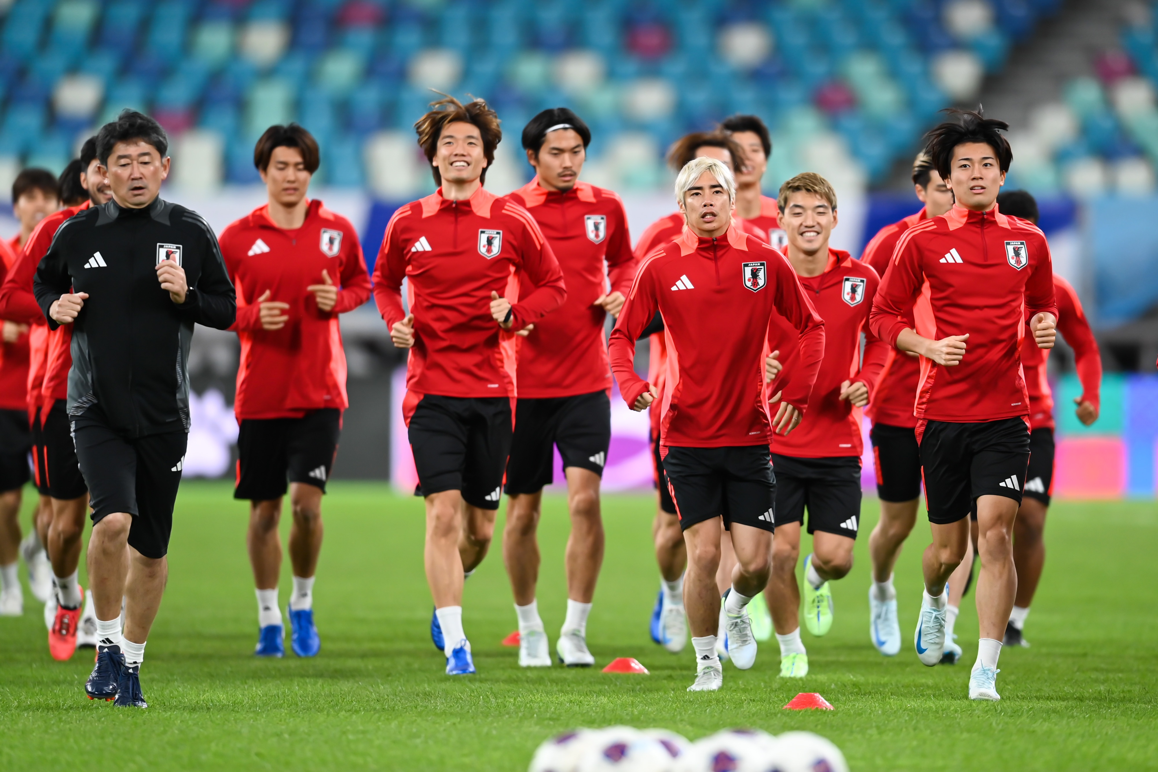 日媒：日本队今日进行赛前一日踩场训练，三笘薰和长友佑都缺席