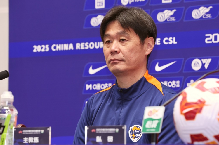 李霄鹏：已经被动做两次换人&只有一次名额，换下两外援迫不得已