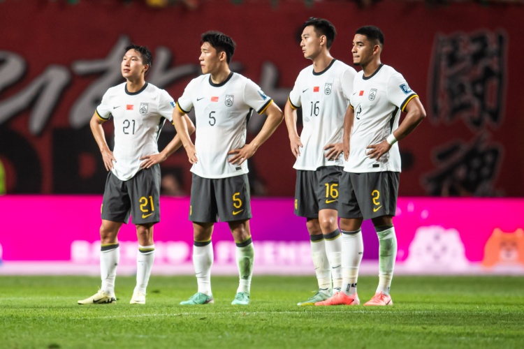 东体：国足防线基本推倒重来，战澳大利亚要承受的压力不难想象