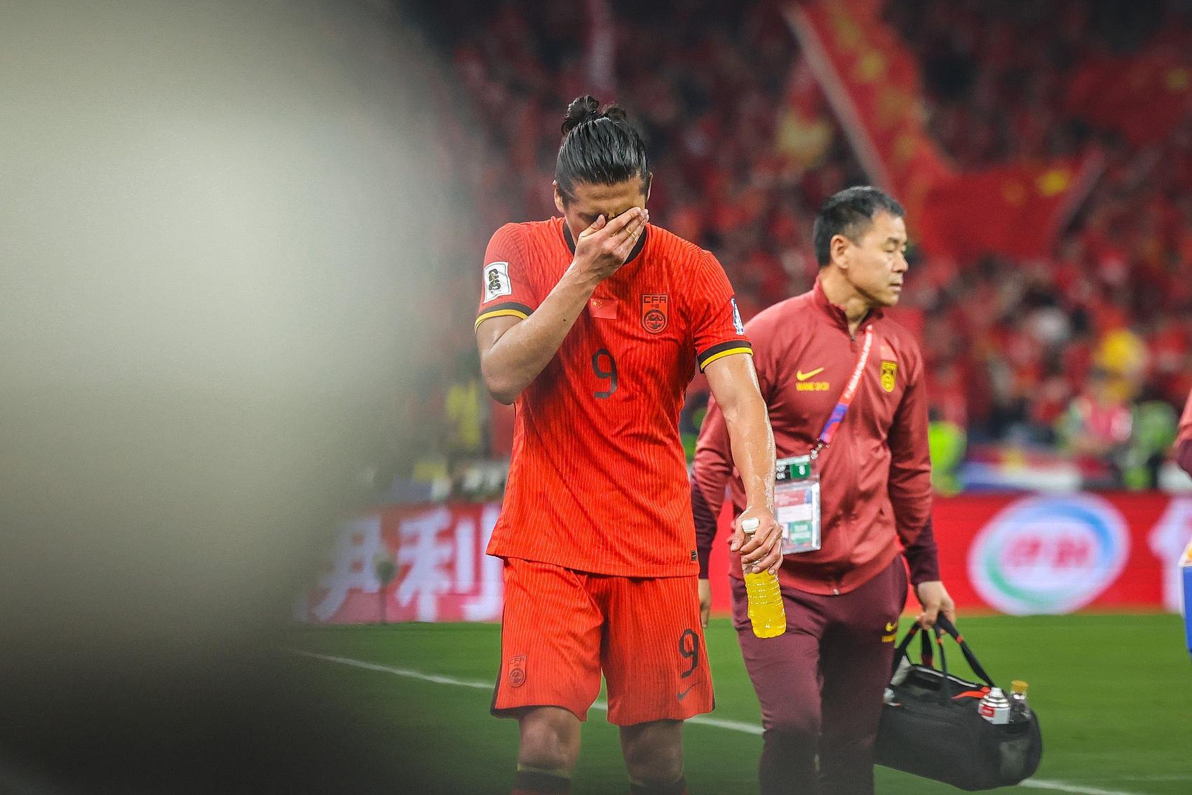 唉！国足0-2澳大利亚世预赛三连败，张玉宁赛后谢场羞愧捂脸